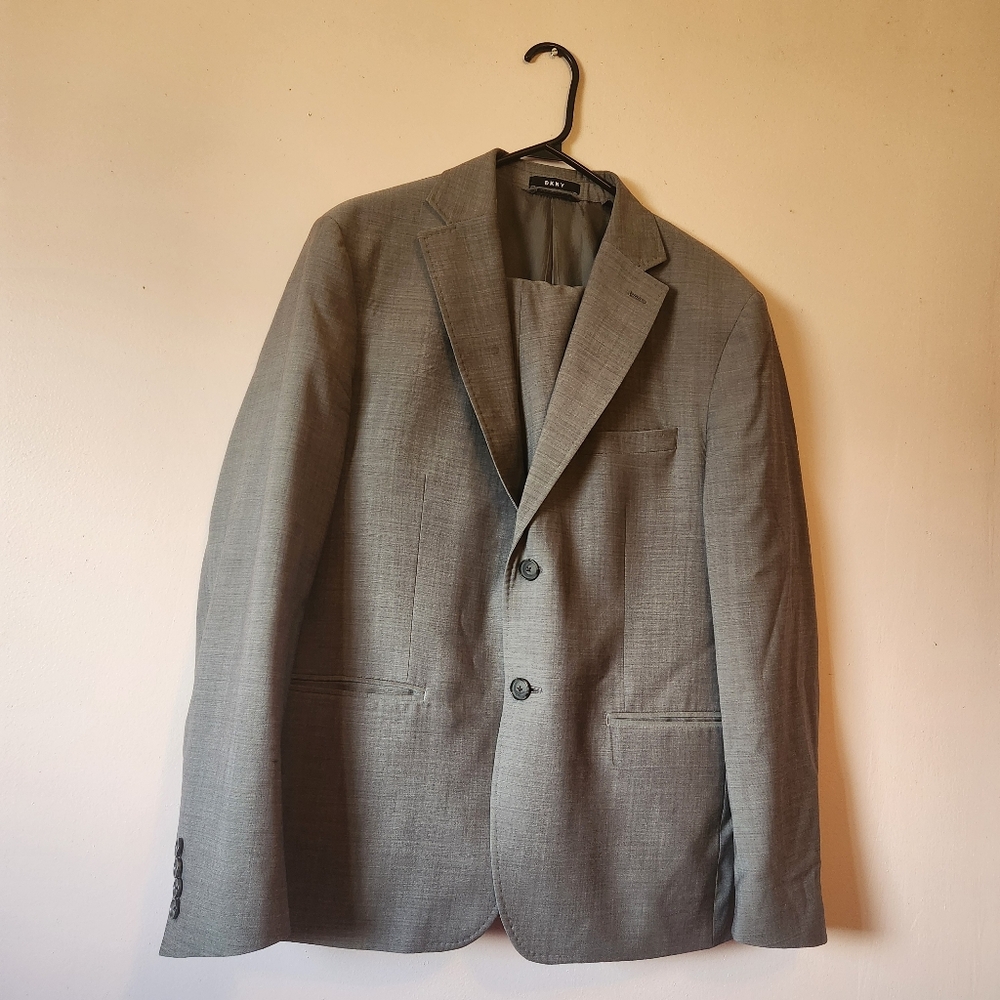 DKNY Men's Gray 100% Wool 2 Piece Suit Blazer Jacket 42S Pants 36x25 Formal Chic